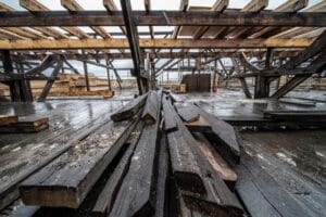 Pieces of wood and metal put in a seemingly incomplete construction